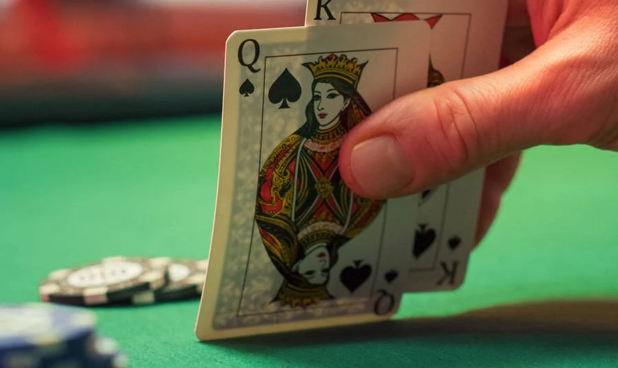 Umění online blackjacku: Základní strategie a tipy pro online hráče